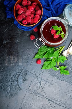 Ev yapımı reçel kavanoz ve tablo, üstten görünüm taze çilek