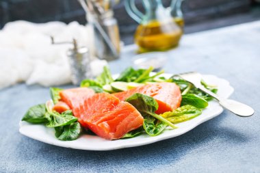 somon biftek kireç dilim ve plaka üzerinde taze ıspanak ile kadeh yukarıya kapatmak