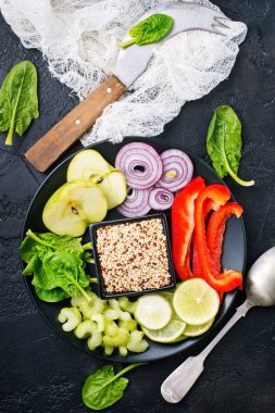 taze sebze ve meyve plaka üzerinde kinoa üstten görünüm