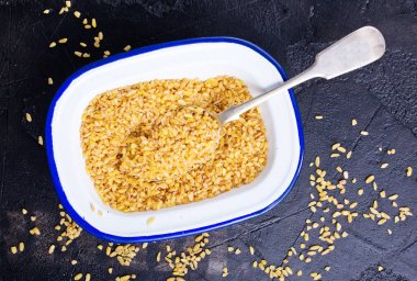 kaşık kase çiğ bulgur üstten görünüm