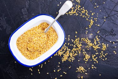 kaşık kase çiğ bulgur üstten görünüm