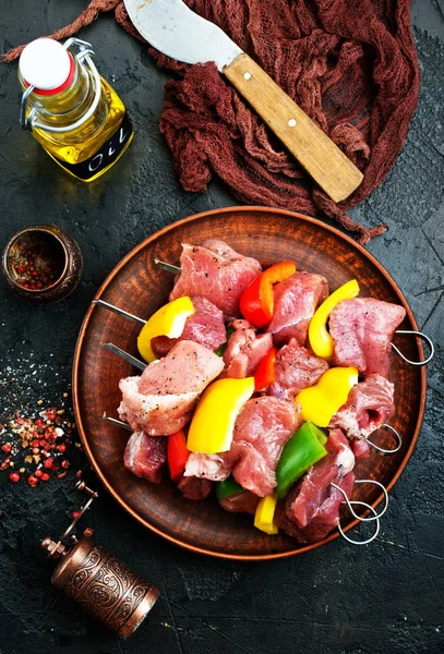 Vista Superior Kebabs Não Cozidos Com Carne Crua Prato — Fotografia de Stock