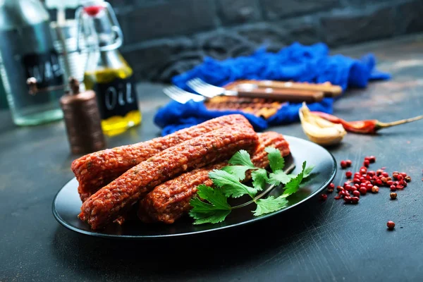 Close Shot Black Plate Raw Sausages Table — Stock Photo, Image