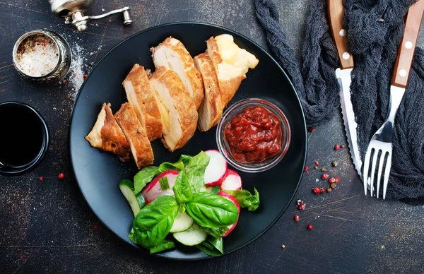 Vista Superior Carne Assada Com Salada Molho Servido Prato — Fotografia de Stock