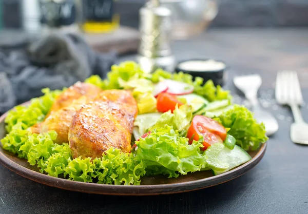 Yeşil Salata Sos Ile Kızarmış Tavuk Göğsü Yakın Çekim — Stok fotoğraf