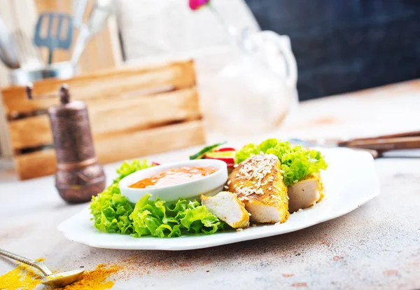 Close Tiro Nuggets Frango Com Salada Molho Pimenta Doce Prato — Fotografia de Stock