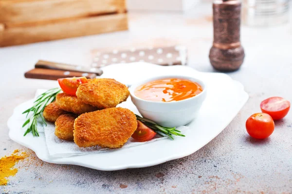 Nahaufnahme Von Chicken Nuggets Mit Sauce Auf Teller Serviert — Stockfoto