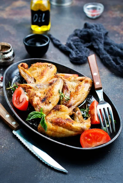 Portion Gebackene Chicken Wings Mit Tomatenscheiben — Stockfoto