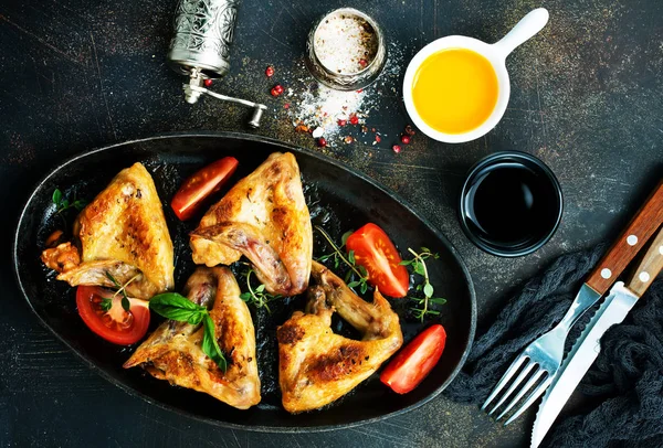 Portion Gebackene Chicken Wings Mit Tomatenscheiben — Stockfoto