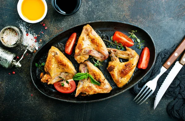 Portion Gebackene Chicken Wings Mit Tomatenscheiben — Stockfoto