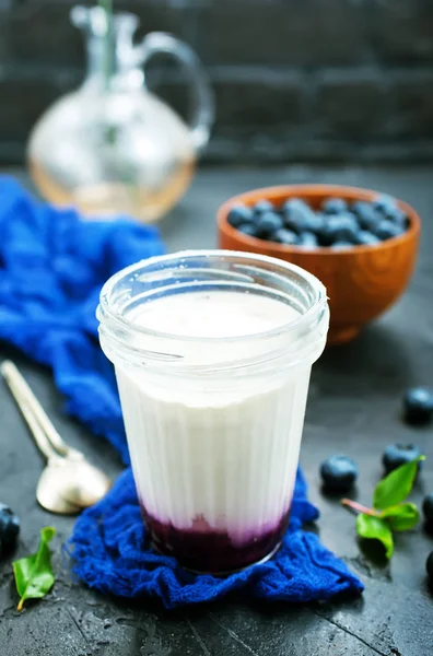 Nádobky Jogurt Čerstvým Ovocem Podává Stůl — Stock fotografie