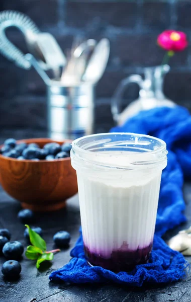 Glas Joghurt Mit Frischen Beeren Auf Dem Tisch Serviert — Stockfoto