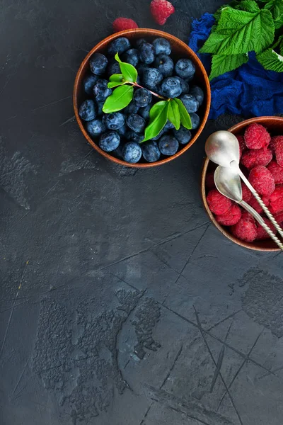 Bovenaanzicht Verse Bosbessen Frambozen Houten Kommen Geserveerd Tafel — Stockfoto