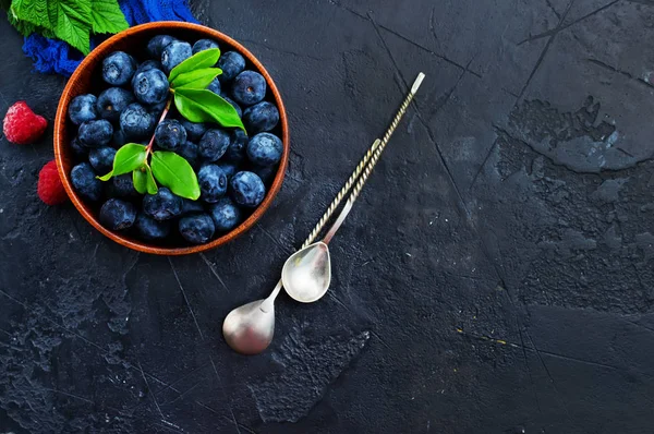 Bovenaanzicht Van Verse Bosbessen Houten Kom Geserveerd Tafel Met Lepels — Stockfoto