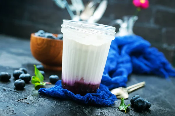 Glas Joghurt Mit Frischen Beeren Auf Dem Tisch Serviert — Stockfoto