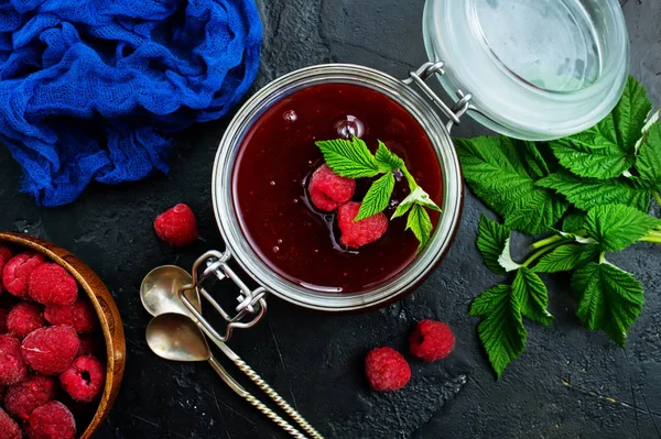 Ev yapımı reçel kavanoz ve tablo, üstten görünüm taze çilek