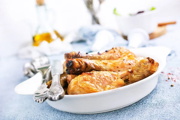 Close Shot Van Gebakken Kip Benen Geserveerd Met Bestek Tafel — Stockfoto