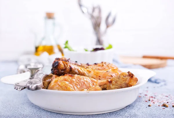 Nahaufnahme Gebackener Hühnerkeulen Serviert Mit Besteck Auf Dem Tisch — Stockfoto