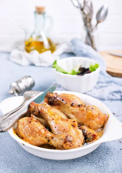 Close Shot Van Gebakken Kip Benen Geserveerd Met Bestek Tafel — Stockfoto