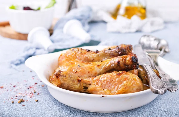 Close Shot Van Gebakken Kip Benen Geserveerd Met Bestek Tafel — Stockfoto