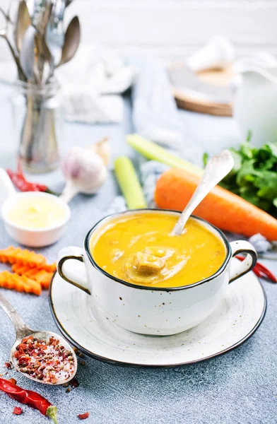 Крупным Планом Морковный Суп Миске Ложкой — стоковое фото