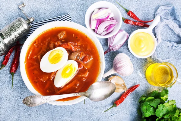 Vista Superior Porção Sopa Beterraba Com Ovo Cozido Servido Mesa — Fotografia de Stock