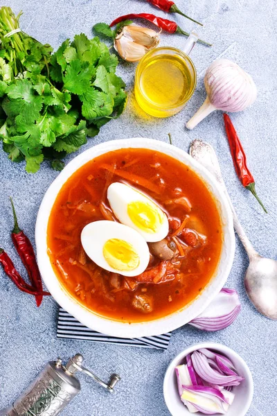 Vista Superior Porção Sopa Beterraba Com Ovo Cozido Servido Mesa — Fotografia de Stock