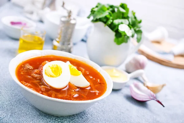 Porción Sopa Remolacha Con Mitades Huevo Hervido — Foto de Stock