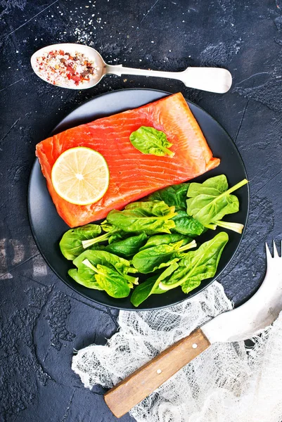 Top View Salmon Steak Lime Slice Fresh Spinach Served Plate — Stock Photo, Image