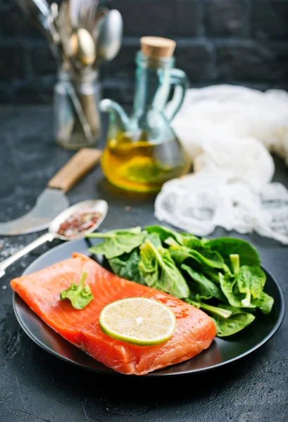 Lachssteak Mit Limettenscheibe Und Frischem Spinat Auf Teller Serviert — Stockfoto