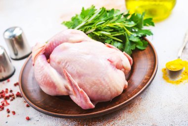 baharat ve yeşillik ile plaka üzerinde çiğ tavuk