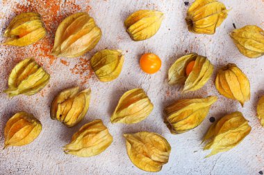 Beyaz arka plan üzerinde olgunlaşmış physalis meyve