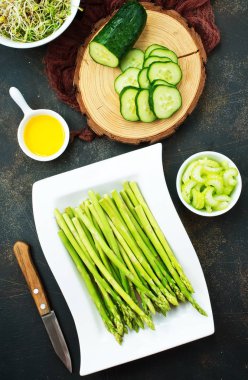 yeşil kuşkonmaz masada beyaz plaka üzerinde