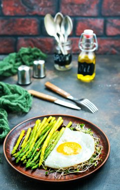 Yeşil kuşkonmaz ve filizi kahvaltıda kızarmış yumurta