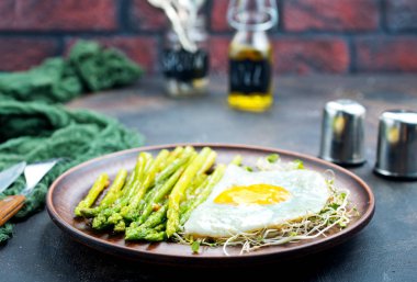 Yeşil kuşkonmaz ve filizi kahvaltıda kızarmış yumurta