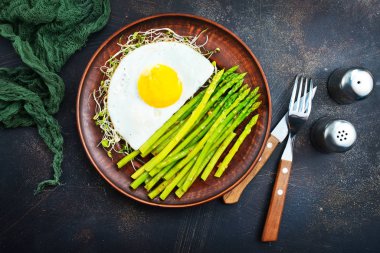 Yeşil kuşkonmaz ve filizi kahvaltıda kızarmış yumurta