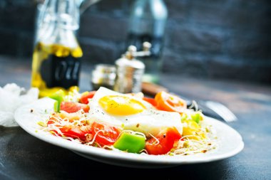 kızarmış yumurta kahvaltı sebze salatası ile