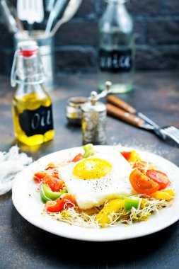 kızarmış yumurta kahvaltı sebze salatası ile