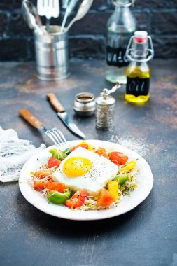 kızarmış yumurta kahvaltı sebze salatası ile