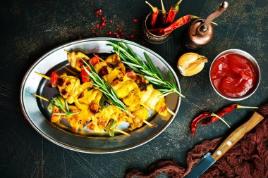 metal plaka üzerindeki sebzeli tavuk kebabı