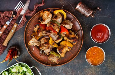 Sebze sos ile servis et kebabı