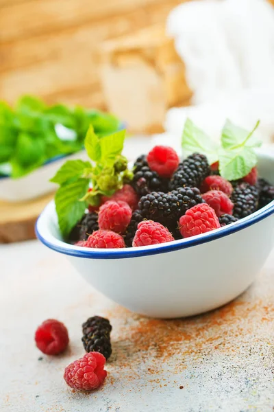 Frische Beeren Schüssel Mit Minze — Stockfoto