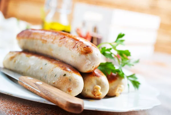 Bratwürste Mit Tomatensauce Und Petersilie Auf Dem Tisch — Stockfoto