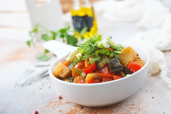 Insalata Verdure Calde Fresche Ciotola Ceramica Sul Tavolo — Foto Stock