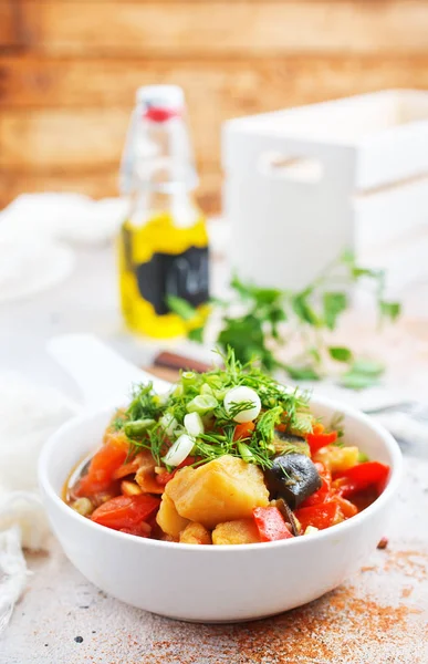 Frischer Warmer Gemüsesalat Keramikschale Auf Dem Tisch — Stockfoto