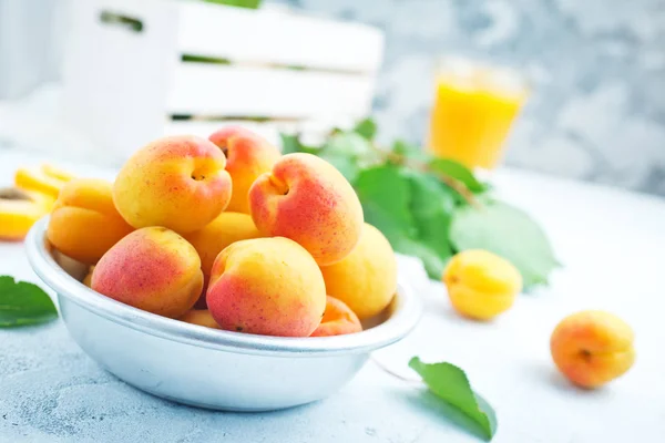 Abricots Frais Mûrs Dans Bol Sur Table — Photo