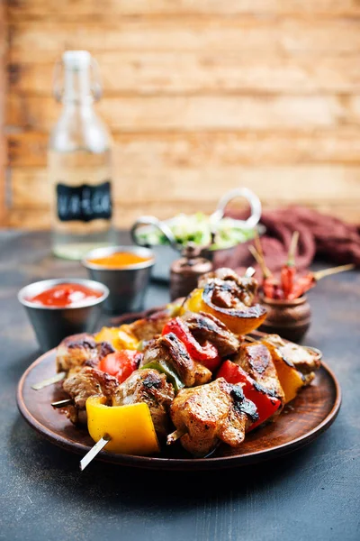 Kött Kebab Med Grönsaker Serveras Bord — Stockfoto