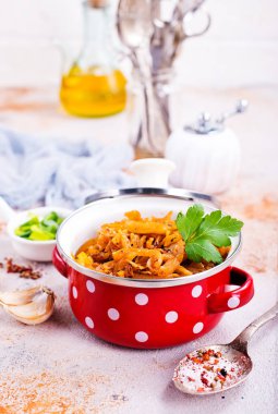  domates sosu ve baharatlar ile kızarmış lahana