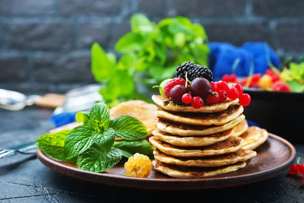 taze çilek ve yeşil plaka ile Pancakes
