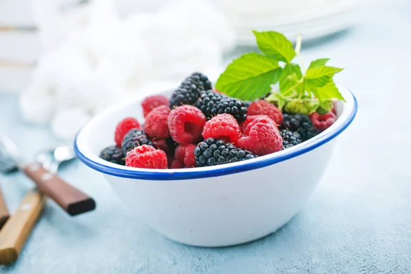 Frische Beeren Schüssel Mit Minze — Stockfoto